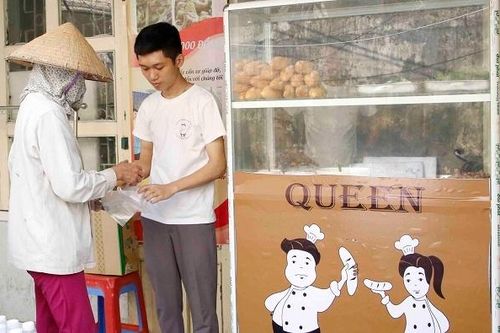 Ông chủ 27 tuổi mở quán bánh 0 đồng, nhận 200 nụ cười mỗi ngày
