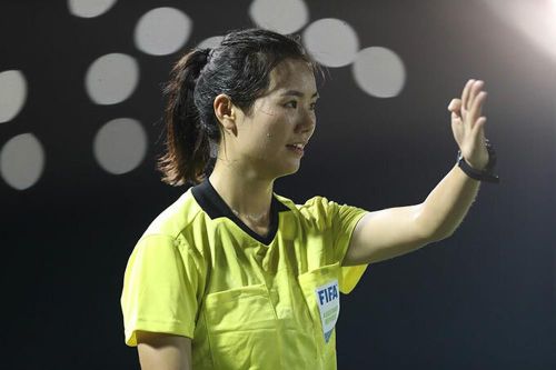 Vẻ cuốn hút của nữ trọng tài bóng đá ở SEA Games 30