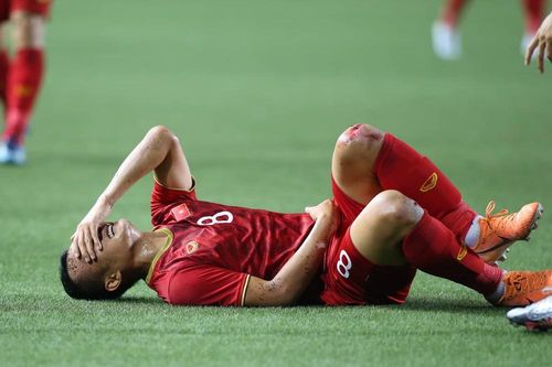 Đầu gối Trọng Hoàng rướm máu vì cầu thủ U22 Campuchia phạm lỗi thô bạo