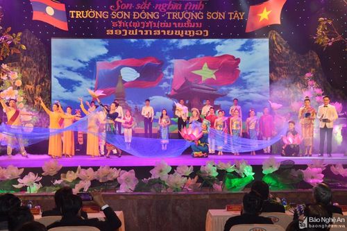 Việt - Lào: 'Son sắt nghĩa tình Trường Sơn Đông - Trường Sơn Tây'