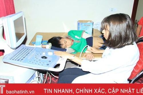 Bệnh viện Nhi trung ương khám, cấp thuốc miễn phí cho 500 học sinh Nghi Xuân