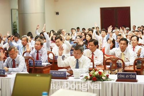 Thông qua 28 nghị quyết quan trọng về kinh tế - xã hội