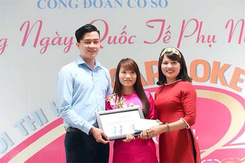 Nữ cán bộ Công đoàn gần gũi với người lao động