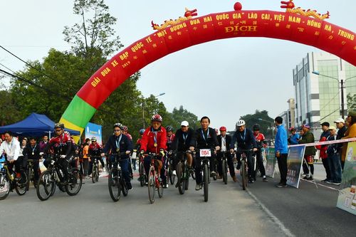 Hơn 420 vận động viên tranh tài nội dung đua xe địa hình băng đồng