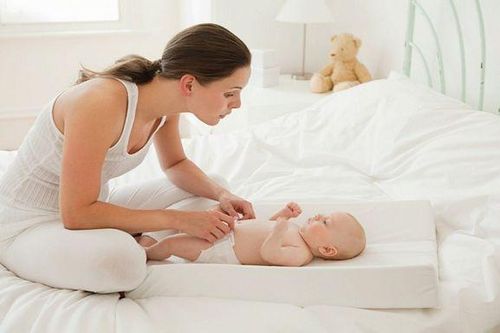 Viêm da tã lót ở trẻ: Vội dùng phấn rôm rất nguy hiểm