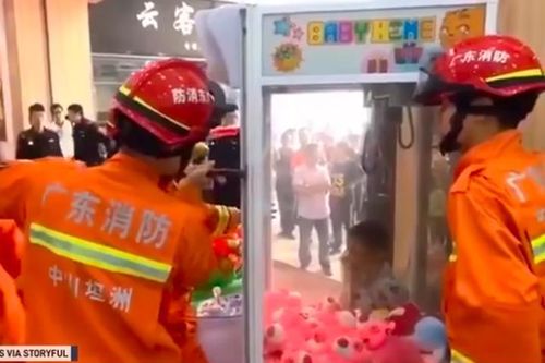 Bé 7 tuổi mắc kẹt trong máy gắp đồ chơi