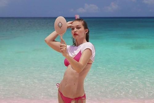 Gigi Hadid diện bikini, khoe dáng thon trên bờ biển