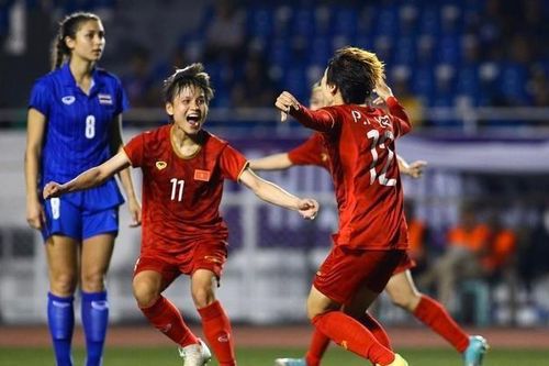 Quế Ngọc Hải, Bùi Tiến Dũng chúc mừng tuyển nữ Việt Nam