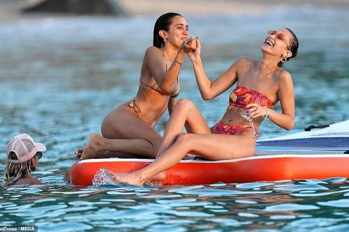 Bella Hadid khoe dáng siêu mẫu, đẹp như tranh vẽ trên biển
