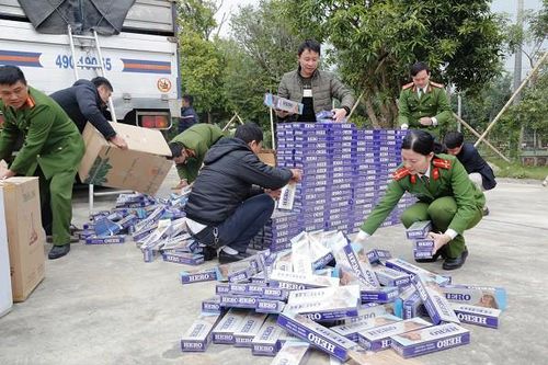 Phát hiện 10.000 bao thuốc lá lậu dưới gầm ô tô