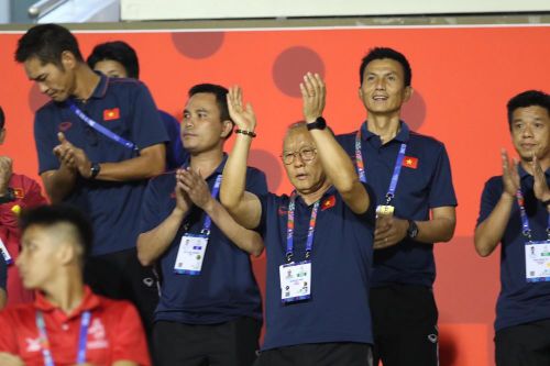 U22 Việt Nam 'xả trại', ông Park đi cổ vũ bóng đá nữ cuồng nhiệt