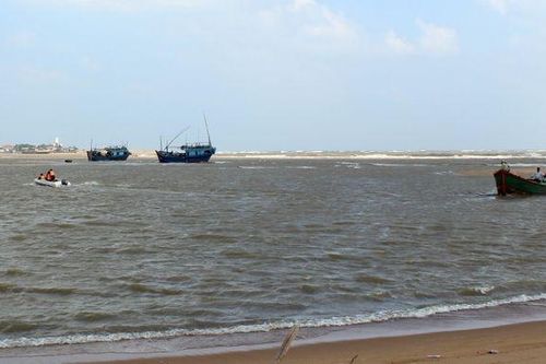 Sóng lớn nhấn chìm tàu giữa biển, 2 ngư dân mất tích