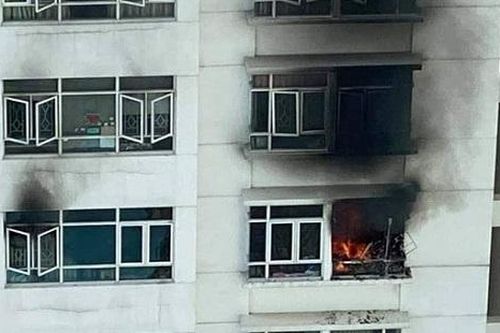 TP.HCM: Căn hộ chung cư cháy ngùn ngụt, cư dân hốt hoảng tháo chạy