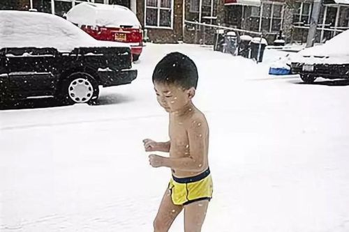 Ông bố bắt con 4 tuổi cởi trần chạy trong tuyết, tự chèo thuyền ra biển