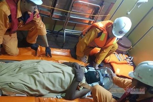 Cứu thuyền viên Ấn Độ gặp nạn trên biển Khánh Hòa