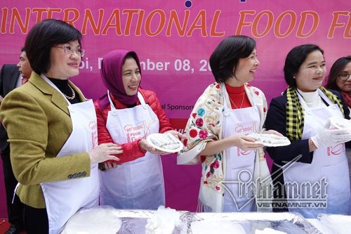 Các nhà ngoại giao rộn ràng thi cuốn nem trong lễ hội ẩm thực quốc tế