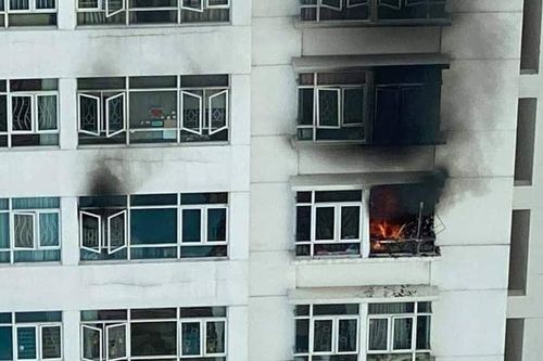 Chung cư bốc cháy ngùn ngụt ở Sài Gòn, hàng trăm cư dân tá hỏa tháo chạy