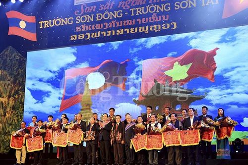Giao lưu nghệ thuật 'Son sắt nghĩa tình, Trường Sơn Đông – Trường Sơn Tây'
