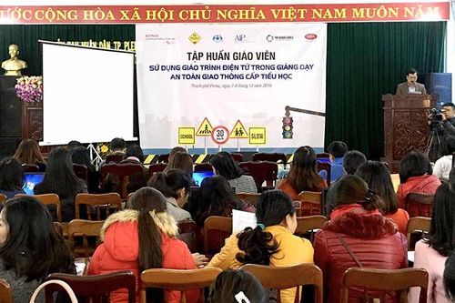 TP.Pleiku: Giáo viên làm quen giáo trình điện tử giảng dạy an toàn giao thông