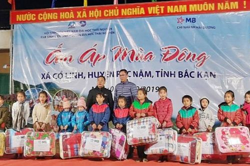 Trao tặng hơn 370 suất quà cho các em học sinh huyện Pắc Nặm