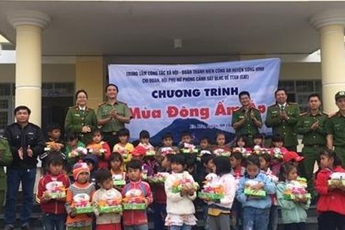 Sôi nổi chương trình 'mùa đông ấm áp' tại xã EABIA