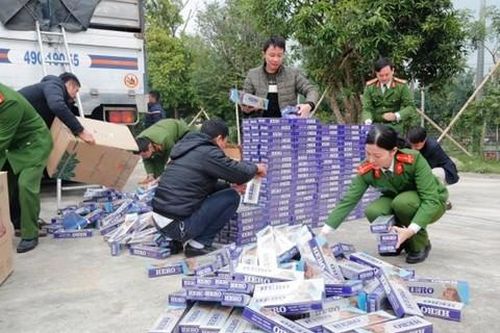Bắt xe tải vận chuyển 10.000 gói thuốc lá lậu
