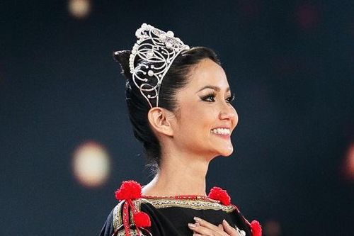 Xúc động khoảnh khắc H'Hen Niê đi catwalk với đôi chân trần và trang phục dân tộc