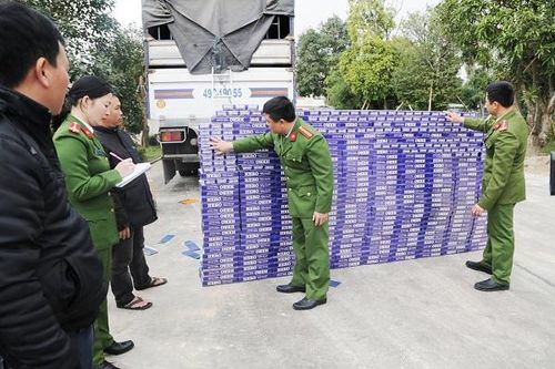 Công an Hà Tĩnh chặn xe khả nghi, phát hiện 10.000 bao thuốc lá lậu