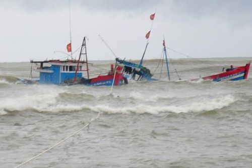 Sóng lớn đánh chìm tàu, 2 ngư dân Phú Yên mất tích
