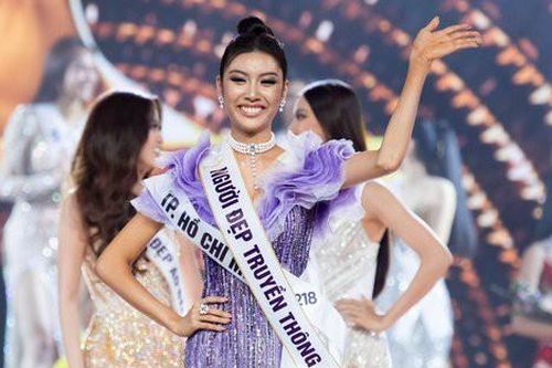Sự cố 'lộ ngực' trong đêm bán kết khiến Thúy Vân 'trượt' vương miện Hoa hậu?