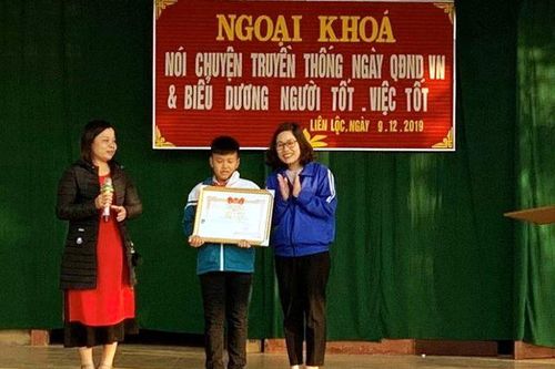 Tặng Giấy khen cho học sinh lớp 5 nhặt được của rơi trả lại người đánh mất