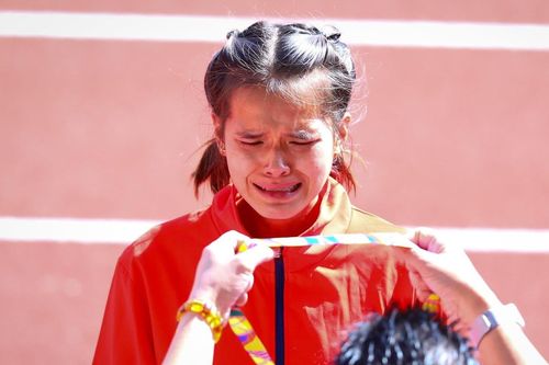 Không chỉ cầu thủ, các VĐV nữ cũng rơi nước mắt vì thi đấu quả cảm