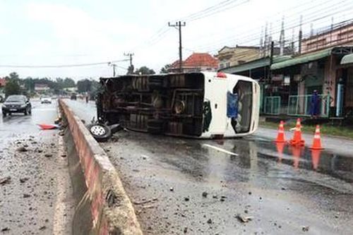 2 người chết, 11 công nhân bị thương khi xe khách lật