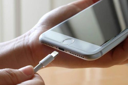 iPhone 2021 sẽ bỏ cổng Lightning, sạc không dây hoàn toàn