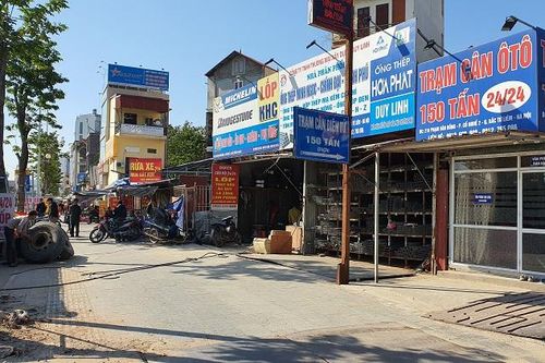 Ai tàn phá vỉa hè tuyến đường nghìn tỷ?