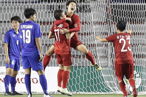 'Người hùng' tuyển nữ Việt Nam 'truyền lửa' cho thầy trò HLV Park Hang Seo