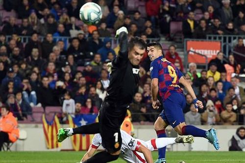 CĐV gọi pha giật gót của Luis Suarez là 'bàn thắng trăm năm có một'