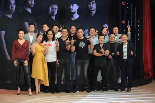 Nhóm Bức Tường luôn mang theo micro của Trần Lập lên sâu khấu mỗi show diễn