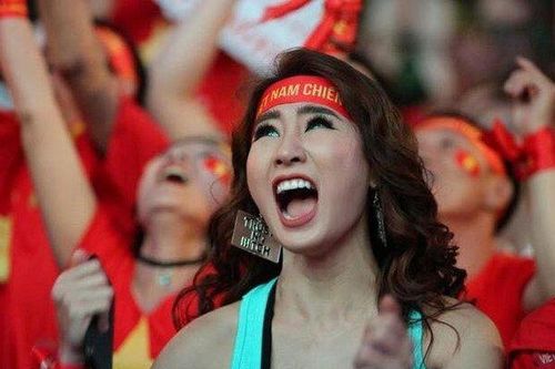 DJ gợi cảm nhất châu Á làm video clip tỏ tình cầu thủ Tiến Linh