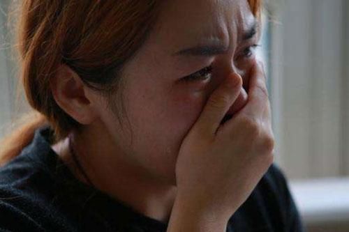 Chồng tát tới tấp vợ khi để mẹ chồng rửa bát