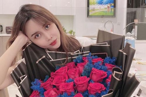 Lưu Hương Giang khoe bó hoa siêu xinh và khổng lồ do Hồ Hoài Anh tặng