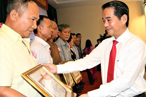 Trách nhiệm của cán bộ, đảng viên trong bảo vệ nền tảng tư tưởng của Đảng