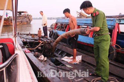'Cuộc chiến' với 'cát tặc' vẫn tiếp diễn trên sông Đồng Nai