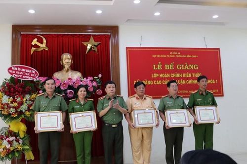 Khen thưởng 6 học viên xuất sắc nghiên cứu lý luận chính trị