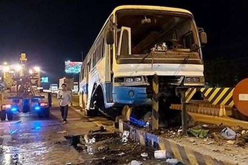 Xe chở công nhân lao vào trạm thu phí, nhiều người nhập viện