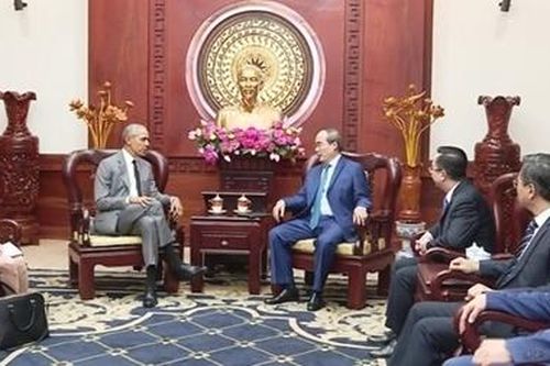 Vợ chồng cựu Tổng thống Hoa Kỳ Barack Obama bất ngờ đến Việt Nam