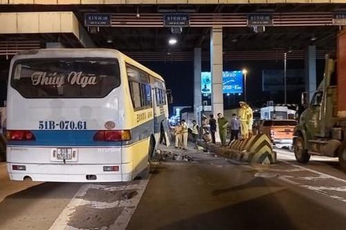 Xe chở công nhân lao vào trạm thu phí cao tốc, nhiều người bị thương