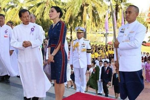 Hoàng hậu Thái Lan rạng rỡ đi dự sự kiện một mình và nhận bằng Tiến sĩ danh dự, vị thế ngày càng vững chắc
