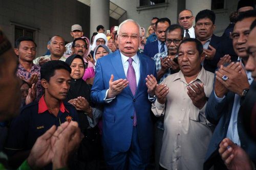 Cựu thủ tướng Malaysia rút 131.000 USD từ quỹ công mua đồng hồ cho vợ