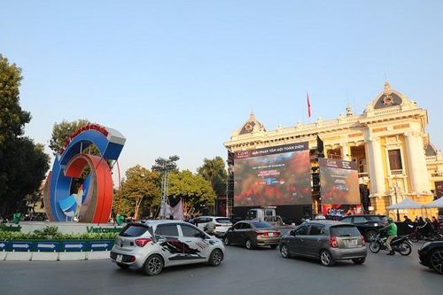 Hà Nội: Lắp đặt 3 màn hình khủng trước Nhà hát Lớn phục vụ khán giả xem chung kết bóng đá nam Sea Games 30